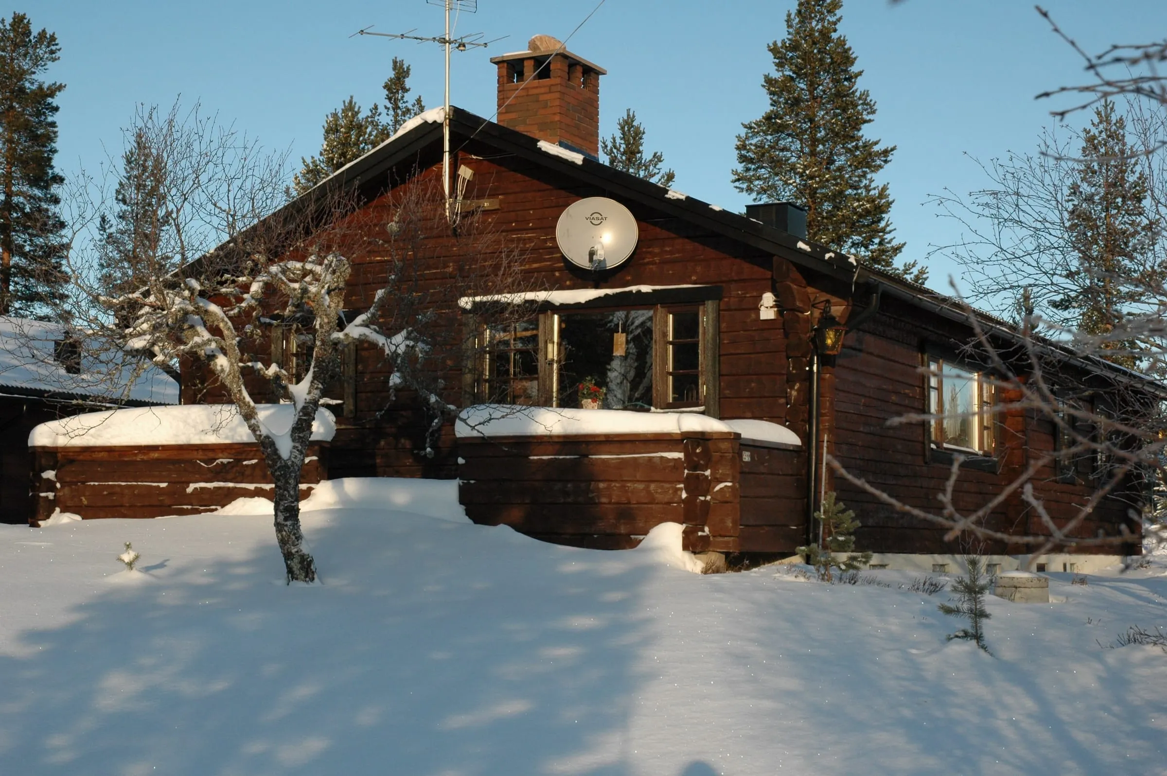 Altanen har söderläge. Här kopplar Du av och njuter av solsken när kroppen fått nog i spår eller backe.